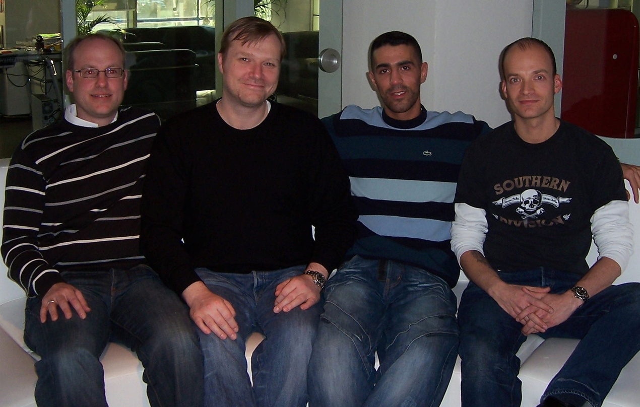Besiegeln ihre Partnerschaft (v.l.n.r.): Rechtsanwalt Heiner Bindhardt, Markus Wenzel, Bushido und Ingo Heinzmann