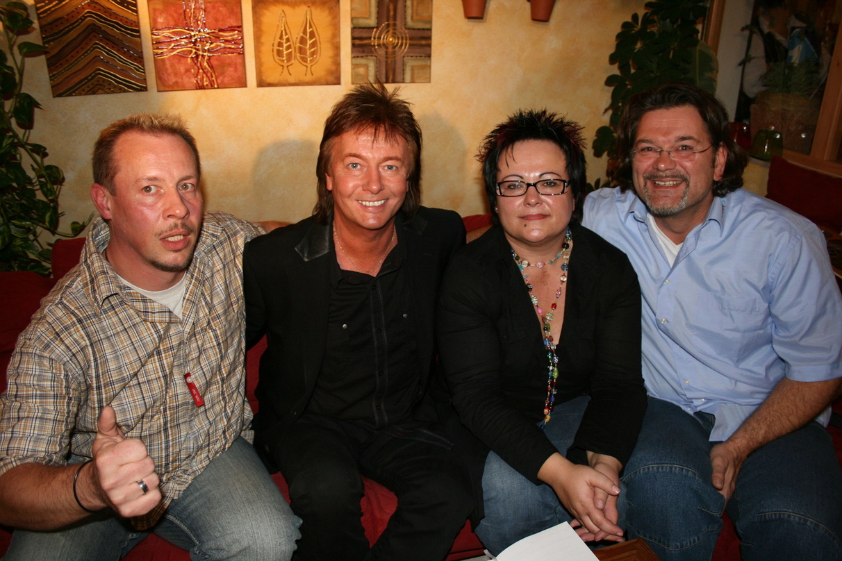 Feierten einen unvergesslichen Abend: (v.l.n.r.) Harry Heger, Chris Norman, Karin Heger und Bayern-1-Moderator Uwe Erdelt