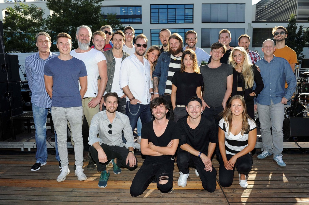 Gruppenbild um Manfred Rolef (rechts, AOR Labelgroup) mit den Acts Clara Louise, Versengold und Wunderwelt