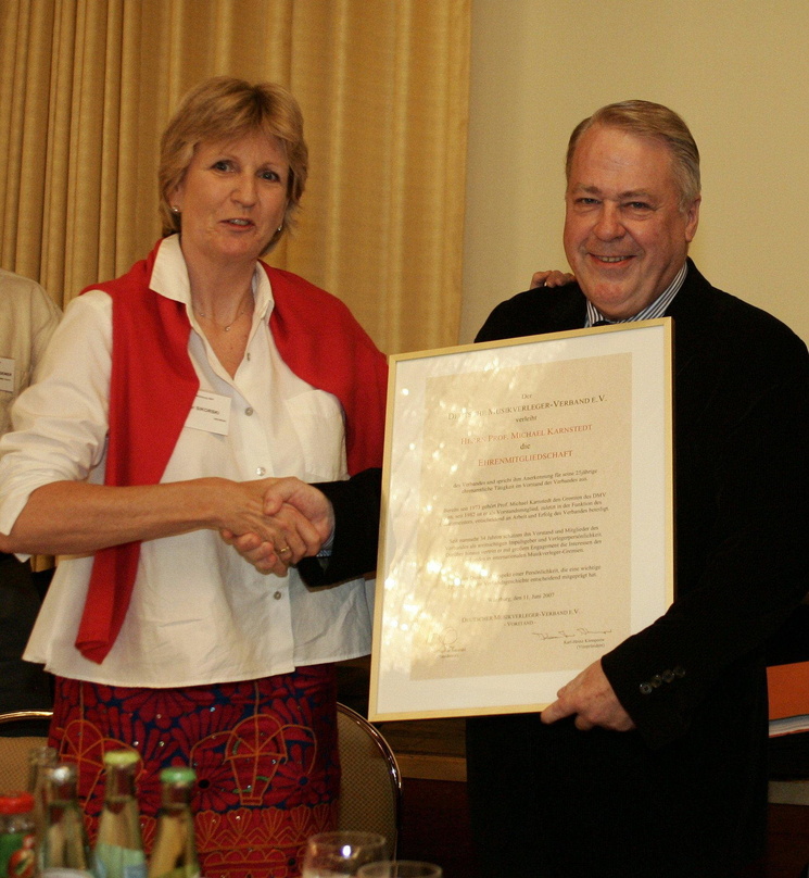 Erhielt die Urkunde aus den Händen von Dagmar Sikorski: Ehrenmitglied Prof. Klaus-Michael Karnstedt (r.)