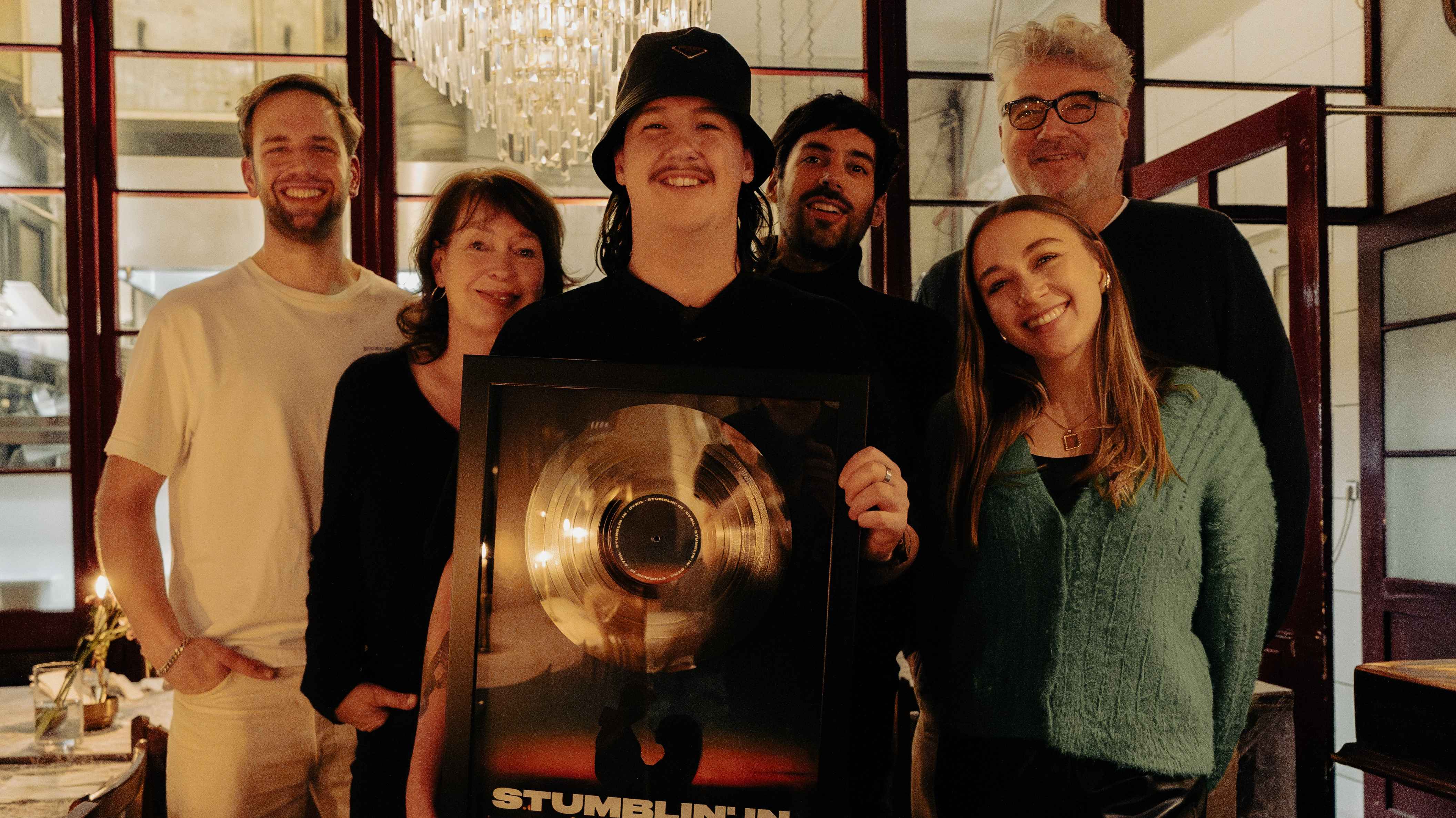 Kamen in Berlin zusammen (von links): Max Gervink (Director International Marketing), Runa Liebe (Senior Manager Radio, beide Warner Music), Cyril, Gordian Riedel (Marketing Manager Intern...