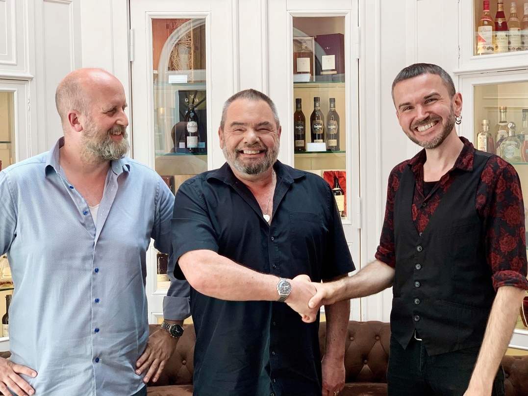 Bei der Vertragsunterzeichnung in Berlin (von links): Christian Mielke (Management Alphaville), Marian Gold und Thomas Thyssen (Managing Director Schubert Music Publishing)
