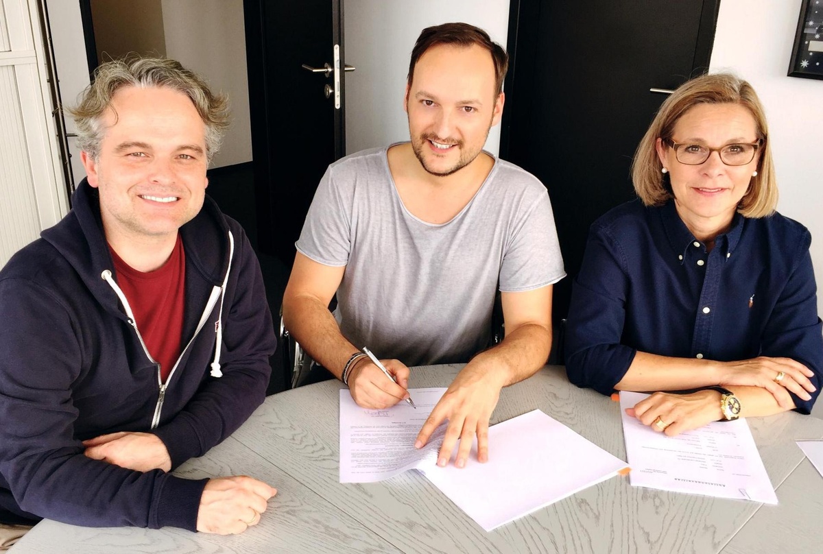Bei der Vertragsunterzeichnung (von links): John Ruhrmann (A&R Manager Melodie der Welt), Felix Moese (Autor) und Pamela Georgi (Geschäftsführerin Melodie der Welt)