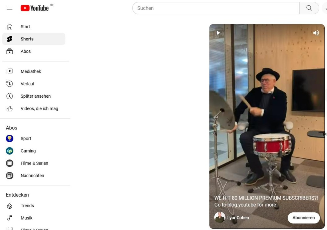 Haut bei 80 Millionen auf die Pauke: Lyor Cohen begleitet den Meilenstein in einem YouTube-Shorts-Clip