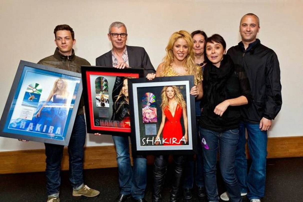Bei der Verleihung (v.l.n.r.): Alex Sigrist (Promotion Manager Sony Music Entertainment Switzerland), Hugo Stettler (Director Sales Sony Music Entertainment Switzerland), Shakira, Diana Ki...