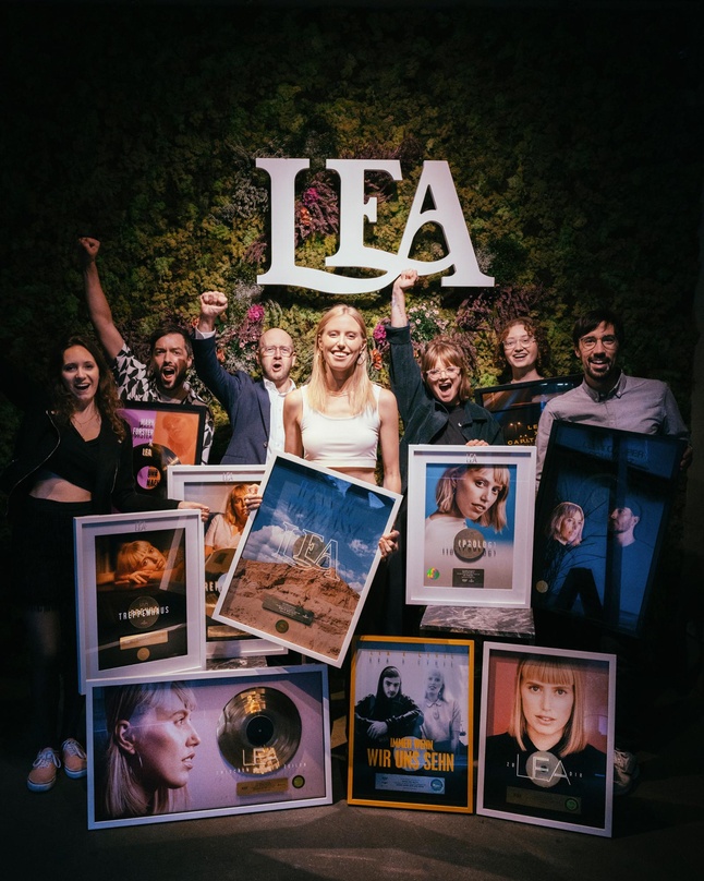 Bei der Award-Verleihung in Berlin (von links) Farina Reinkenobbe, Lucas Müller, Johannes Jakob Hofmann (alle Treppenhaus Records), Lea, Angelina Muth, Sonja Urmann (beide Treppenhaus Reco...