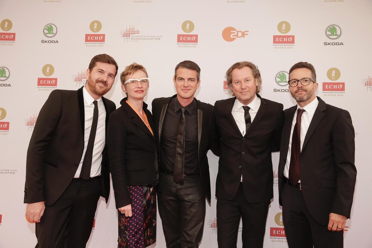 Der Partner von Philippe Jaroussky, Sebastien Leroux, Warner-Klassikchefin Stephanie Haase, Echo-Sieger Philippe Jaroussky und die Warner-Manager Benedikt Lökes und Steffen Müller auf dem ...