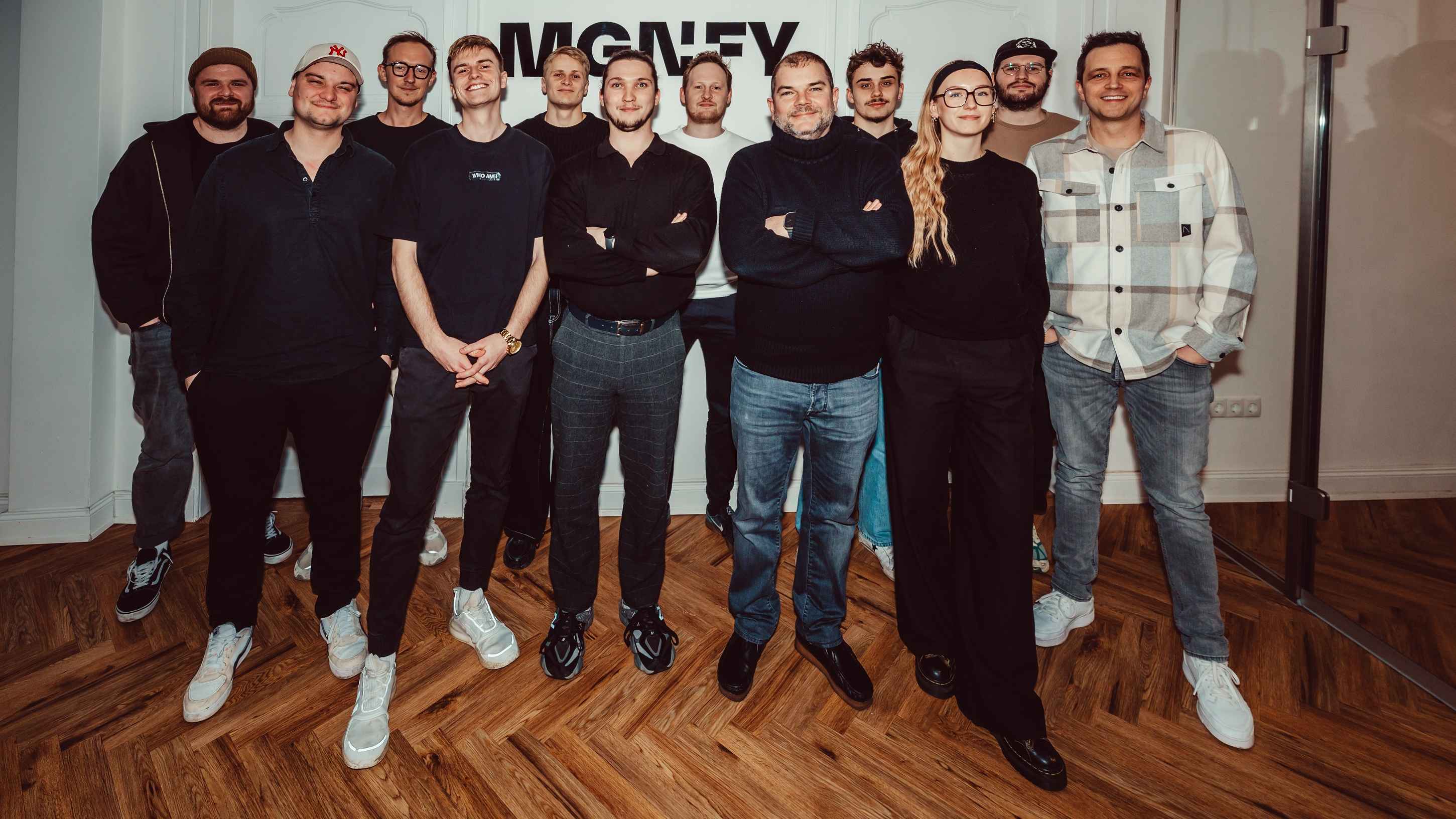 Hat die Plattform "How To Sell Tickets Online (Fast)" entwickelt: das MGNFY-Team mit Martin Königsmann (vorn, 3. von rechts) und Marco Völkel (vorn, rechts).
