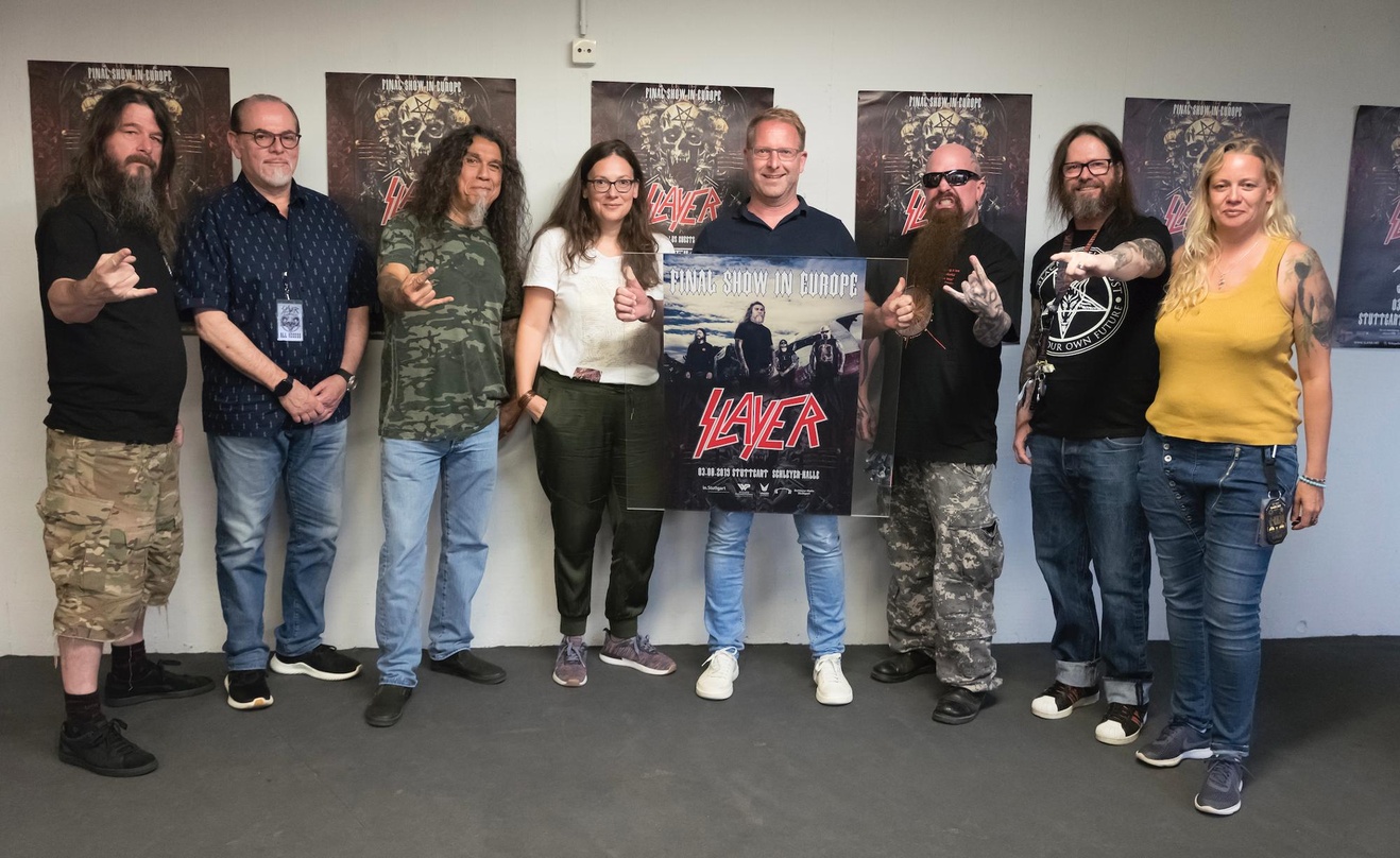 Mit dem Sonder-Award (von links): Paul Bostaph (Slayer), Rick Sales (Manager Slayer), Tom Araya (Slayer), Sibylle Stumpp (Vaddi Concerts), René Otterbein (in.Stuttgart Veranstaltungsgesell...
