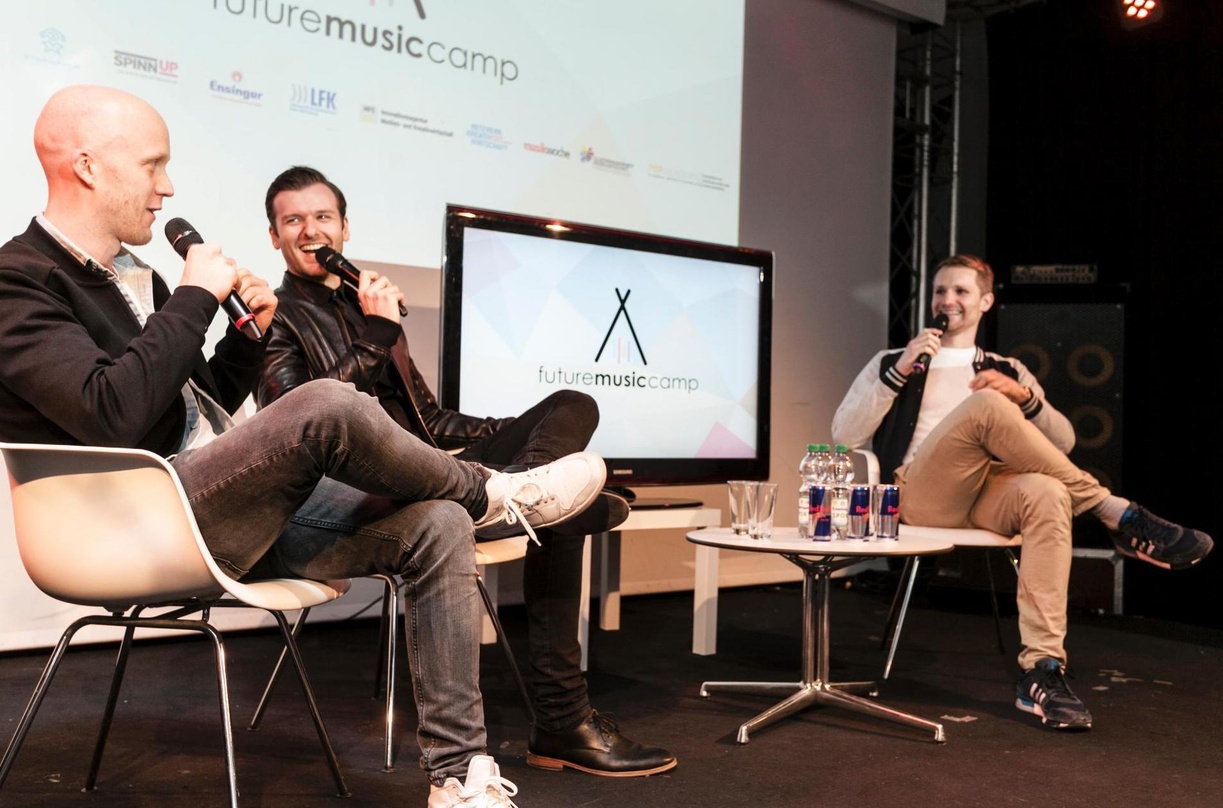 Sprachen 2015 beim Future Music Camp (von links): Alexander Neipp und Daniel Grunenberg im Gespräch mit Projektleiter Steffen Geldner