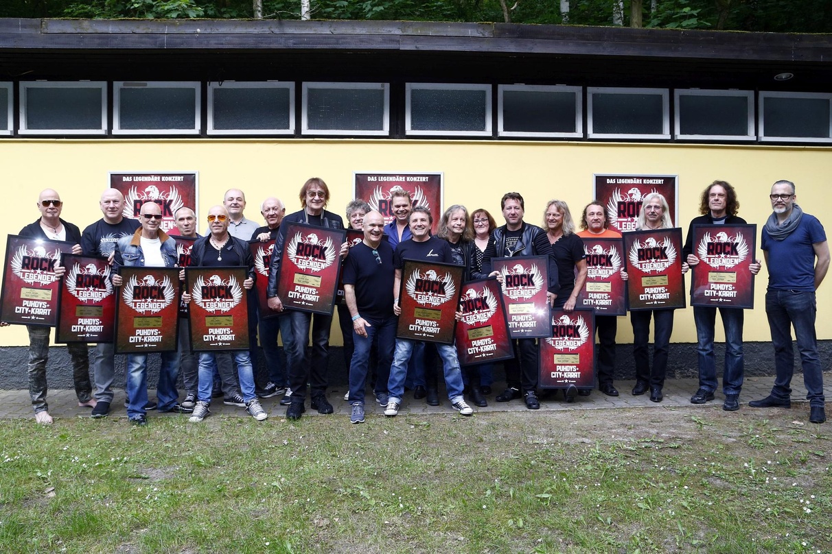 da90f3f4f5ae139c02297050a4470a66235332429e6f95e503c4695d6c8e60ec Als Rock-Legenden erfolgreich (von links): Klaus Selmke, Manfred Hennig, Fritz Puppel, Georgi Gogov, Toni Krahl (alle City), Dieter Semmelmann (Geschäftsführer Semmel Concerts Entertainmen...