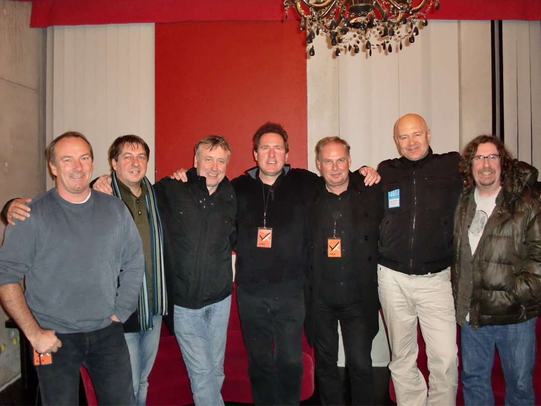 Besiegelten den BMG-Deal kürzlich beim Berliner Konzert (v.l.n.r.): Saxophonist Martin Cooper, BMG-Deutschlandchef Fred Casimir, BMG-CEO Hartwig Masuch, die beiden OMD-Musiker Andy McClusk...