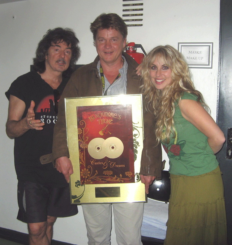Bei der Gold-Verleihung: Ritchie Blackmore (l.), Rechtsanwalt Ulrich Wehner und Candice Night