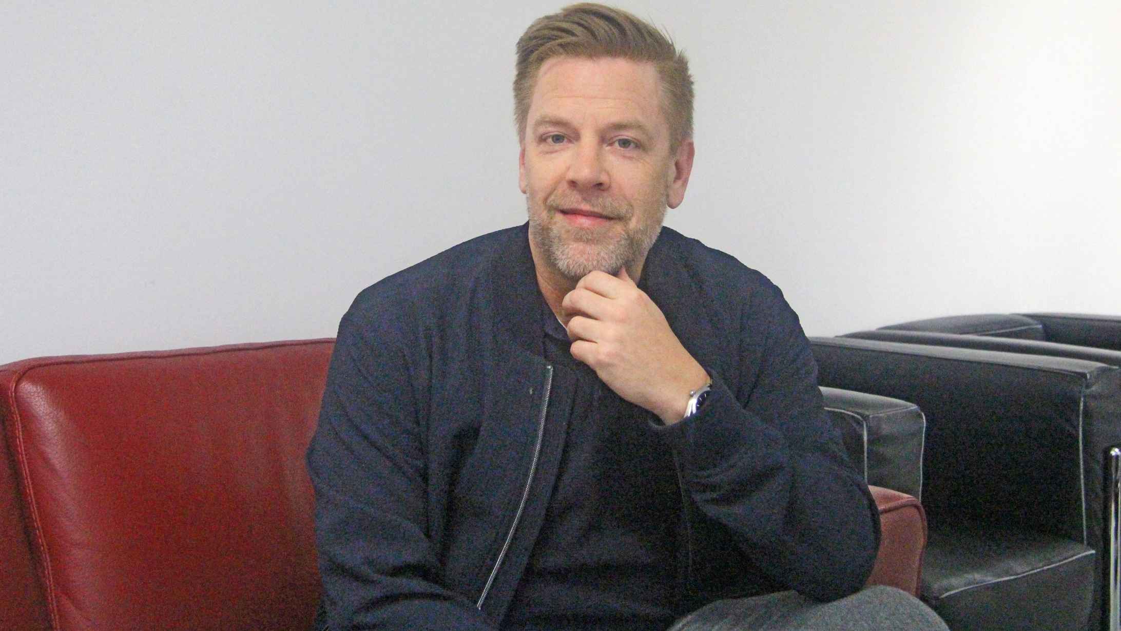 Hat für sein erstes deutsches Album zur Hälfte ganz neue Songs geschrieben, zur Hälfte bestehende Songs mit neuen Texten versehen: Tom Gaebel. Die Tour zum Album folgt im Frühjahr 2026.