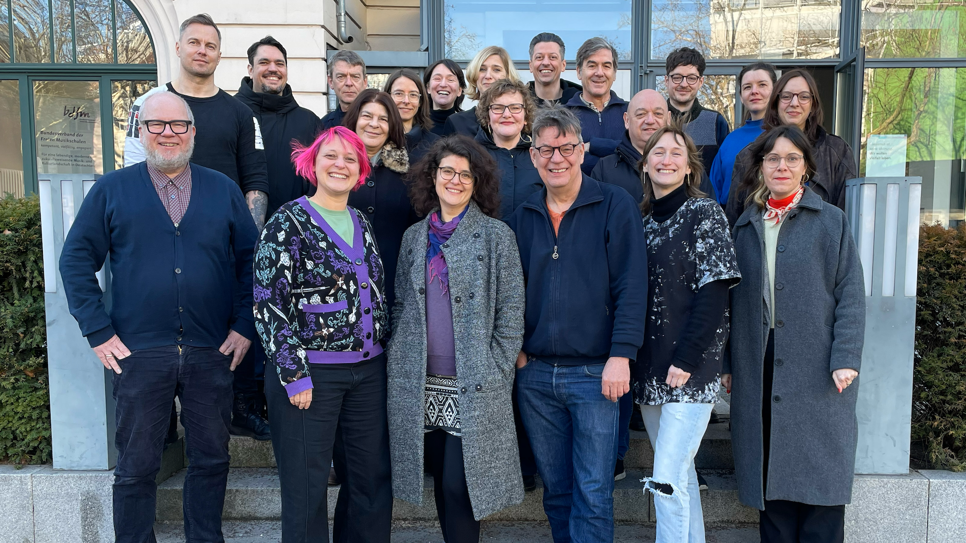 Beim Strategie-Meeting in Berlin: das VUT-Team aus Vorstand und Geschäftsstelle um (hinten, von links) Ronny Krieger, Jorin Zschiesche, Robert Klamann, Petra Deka, Pauline Weh, Karen Laube...