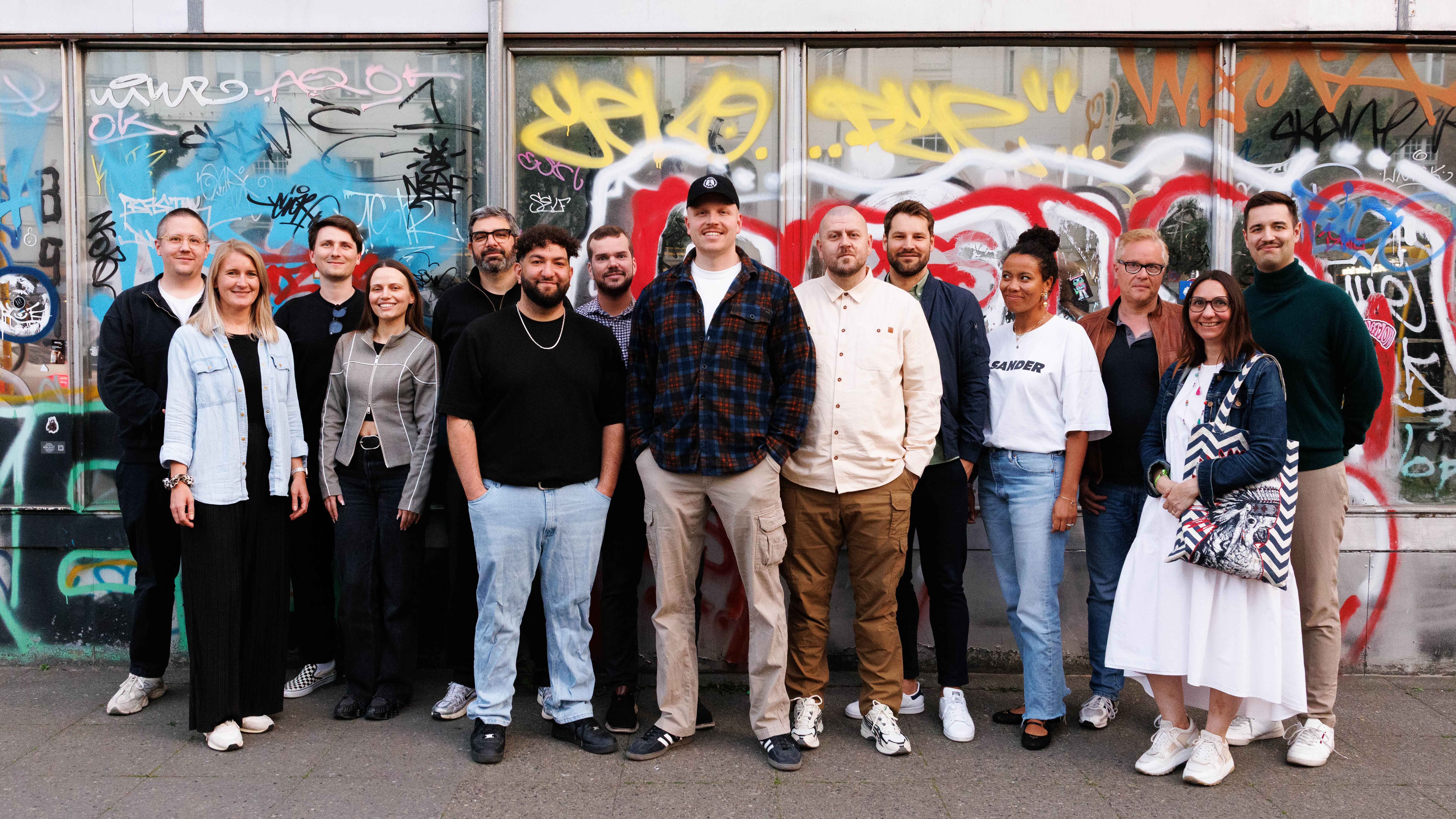 Bezeugten bei einem Diner die Unterschrift (von links): Moritz Pahl (Senior Product Manager Columbia), Sandra Caase (CFO & COO, beide SME), Niels Eberhardt (Electric Feel), Alexia Kafritsa...