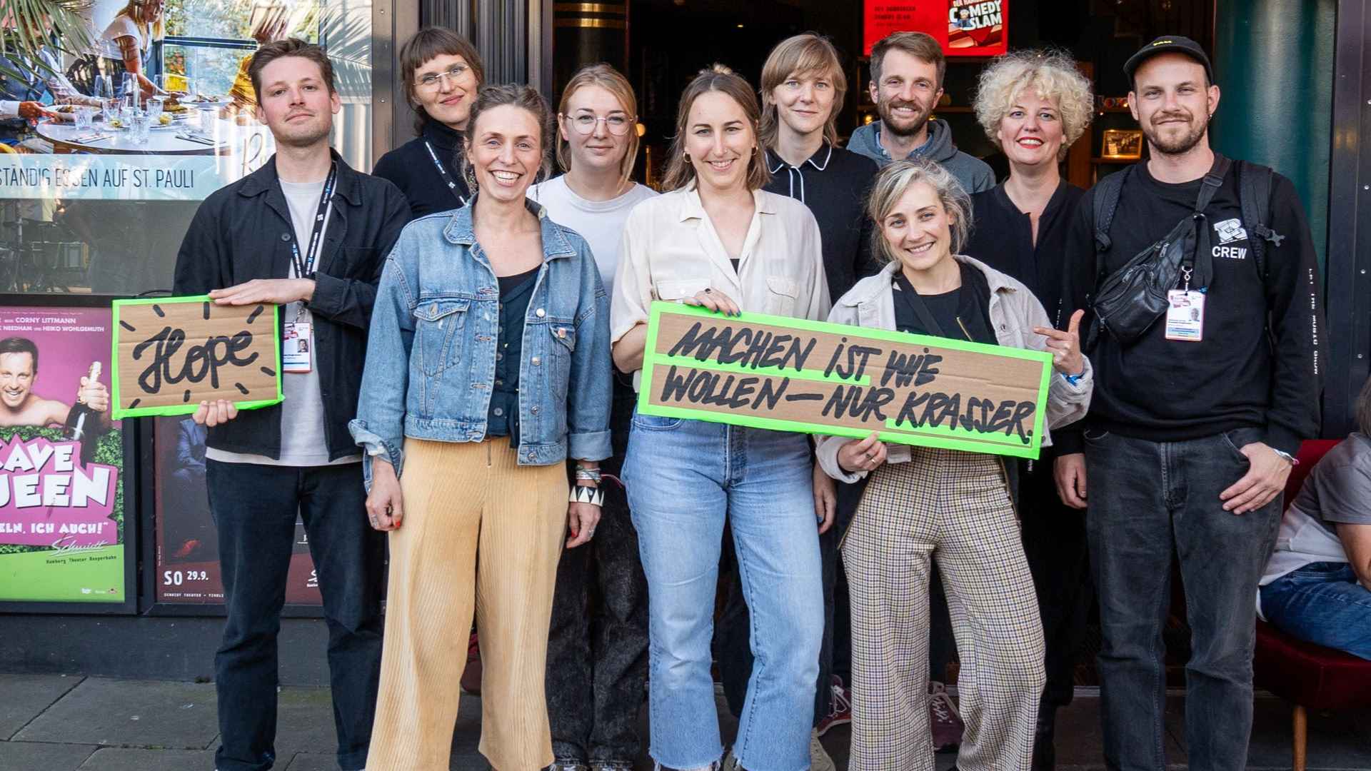 Machen gemeinsame Sache: die Teams von Green Events Hamburg, dem Reeperbahn Festival sowie von The Changency rund um die beiden Geschäftsführerinnen Sarah Lüngen (vorn, Mitte) und Katrin W...