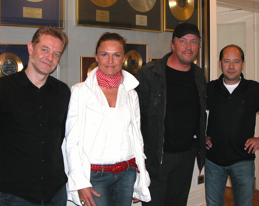 Zur Vertragsunterzeichnung trafen sich (v.l.n.r.): René Fabrizius (A&R-Manager Monopol Records), Jana Brandes (PR-Büro Olm), Hans Werner Olm und Sven Meisel (Geschäftsführer Edition Intro ...