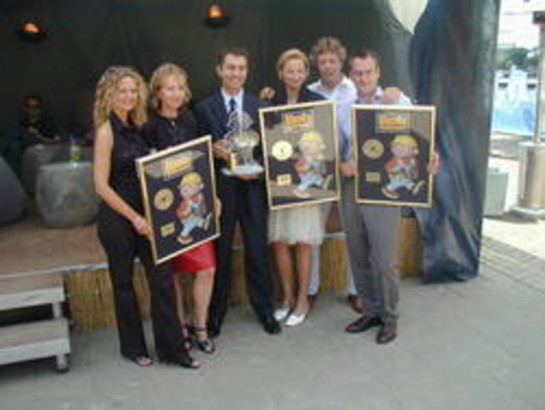 Erhielten den Special Award von BMG Ariola Miller für gute Zusammenarbeit (v.l.n.r.): Christina Schwendy (BMG Ariola Miller), Anita van Esch (Super RTL), John Morris (Hit Entertainment), S...