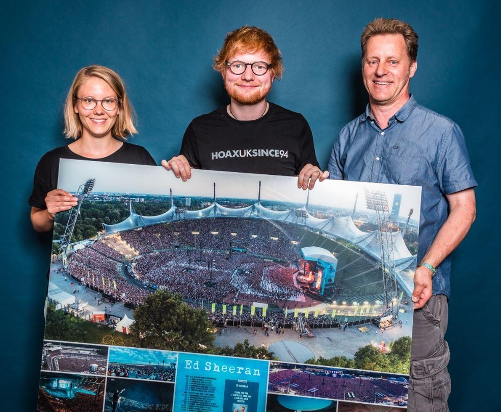 FKP Scorpio bedankte sich bei Ed Sheeran mit einem Award für 1.458.805 verkaufte Tickets (von links): Inga Esseling (Promoterin FKP Scorpio), Ed Sheeran und Folkert Koopmans (CEO FKP Scorpio)