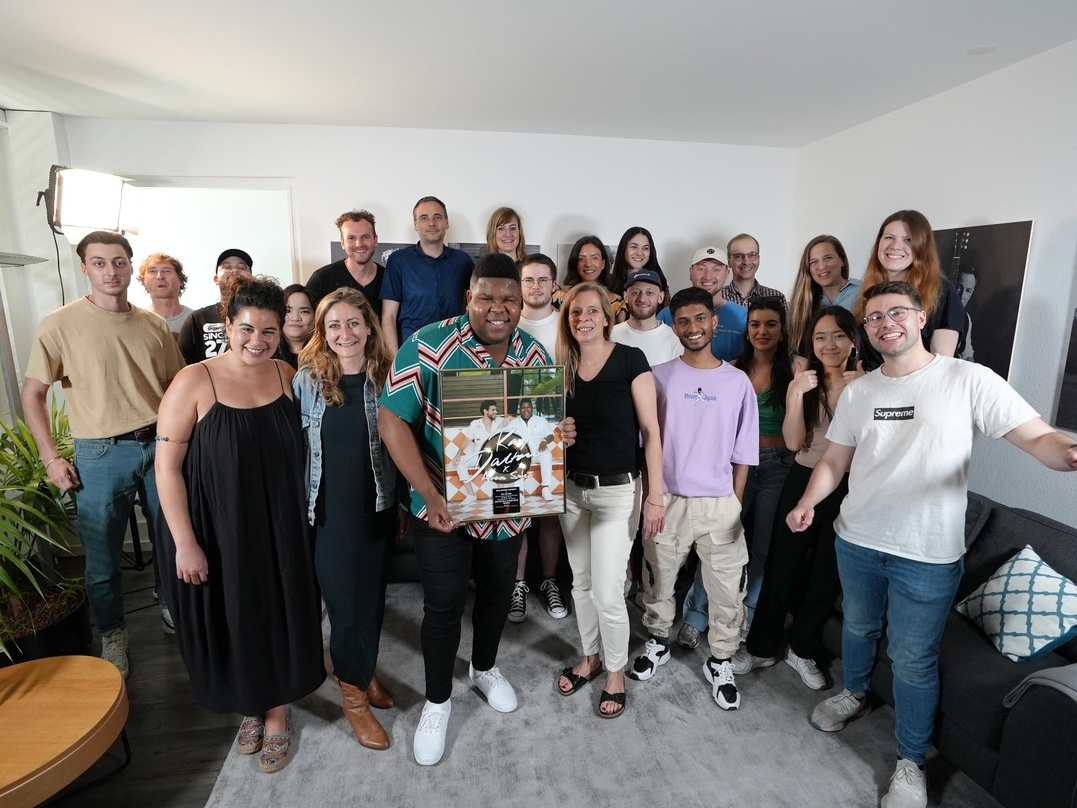 Bei der Gold-Verleihung: Ray Dalton mit seinem Team von Sony Music Switzerland