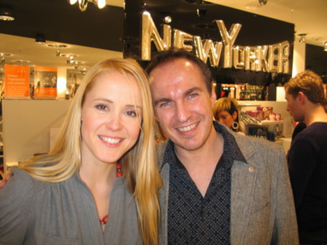 Beim Mitternachts-Shopping im Laden Nummer 500: Tina Dico mit Marketingdirektor Volker Putzmann