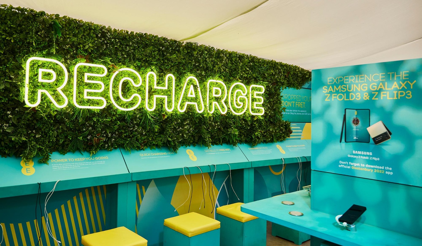 Wichtige Anlaufstation im Festivalleben: beim Glastonbury Festival zählten die Mobilfunker von EE fast 12.000 Besucher:innen in ihrem sogenannten Recharge-Zelt
