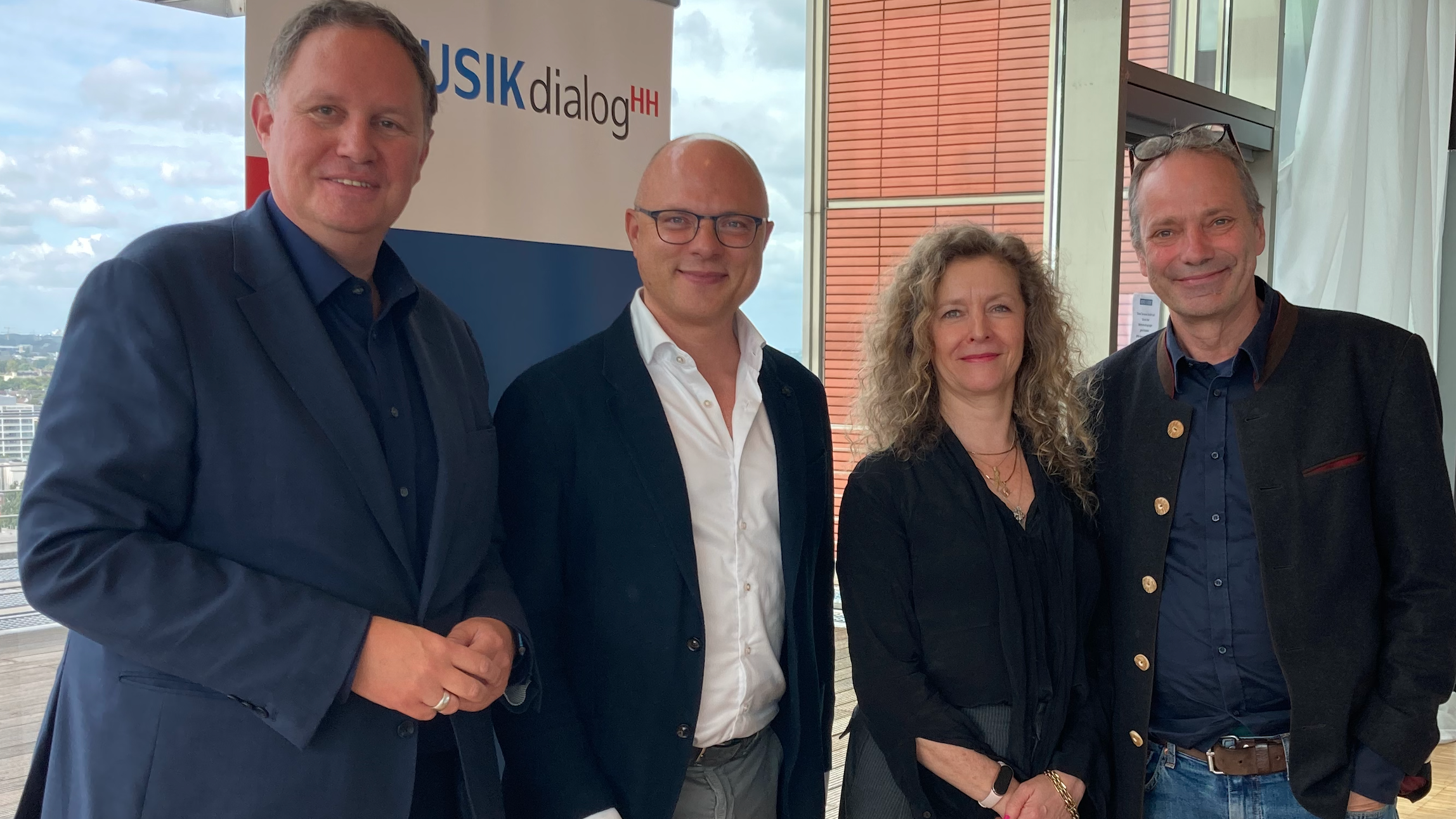 Nahmen beim Hamburger Musikdialog die Ergebnisse der Festivalstudie unter die Lupe (von links): Hamburgs Kultursenator Carsten Brosda, miz-Leiter Stephan Schulmeistrat, Katja Lucker (Gesch...