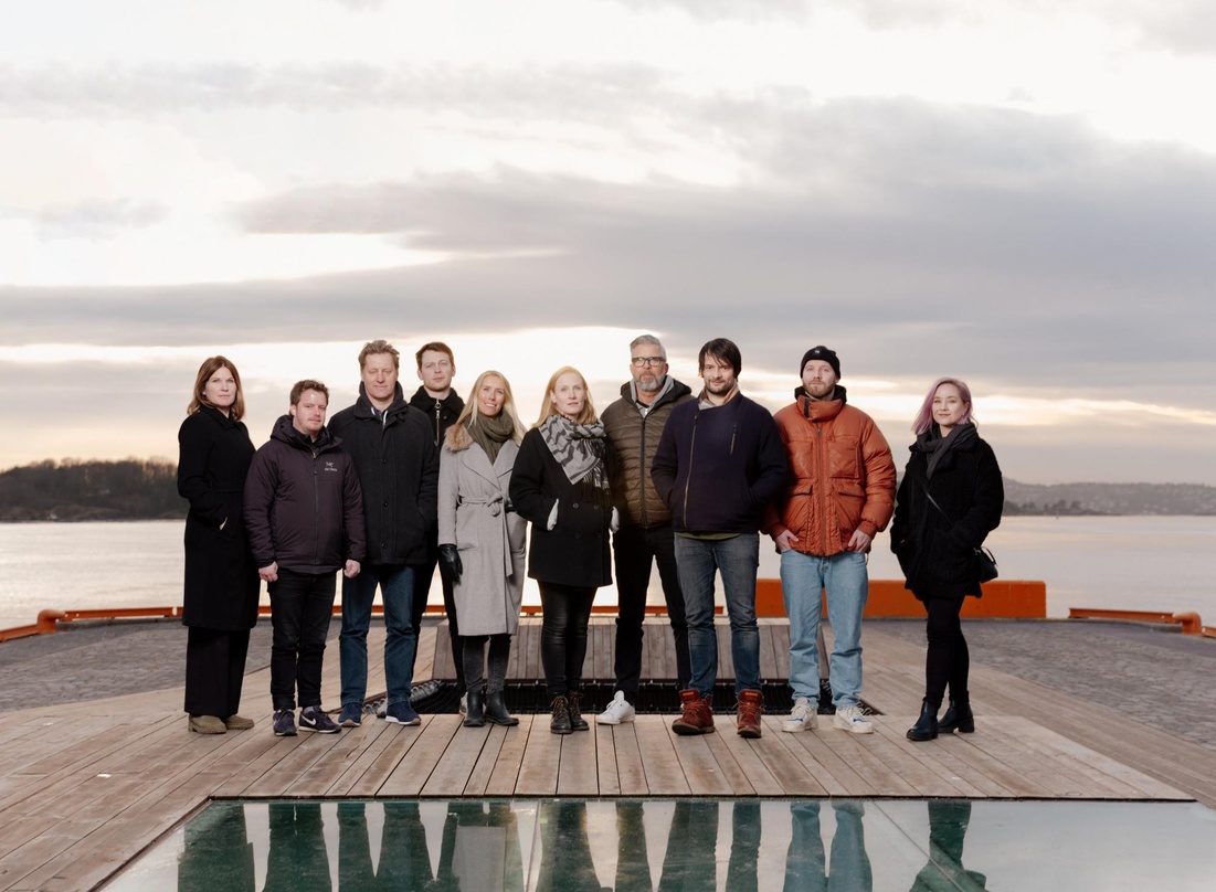 Schulterschluss am Wasser: das Team von Nordic Live mit Folkert Koopmans (3. von links) und Freddie de Wall (4. von rechts) von FKP Scorpio