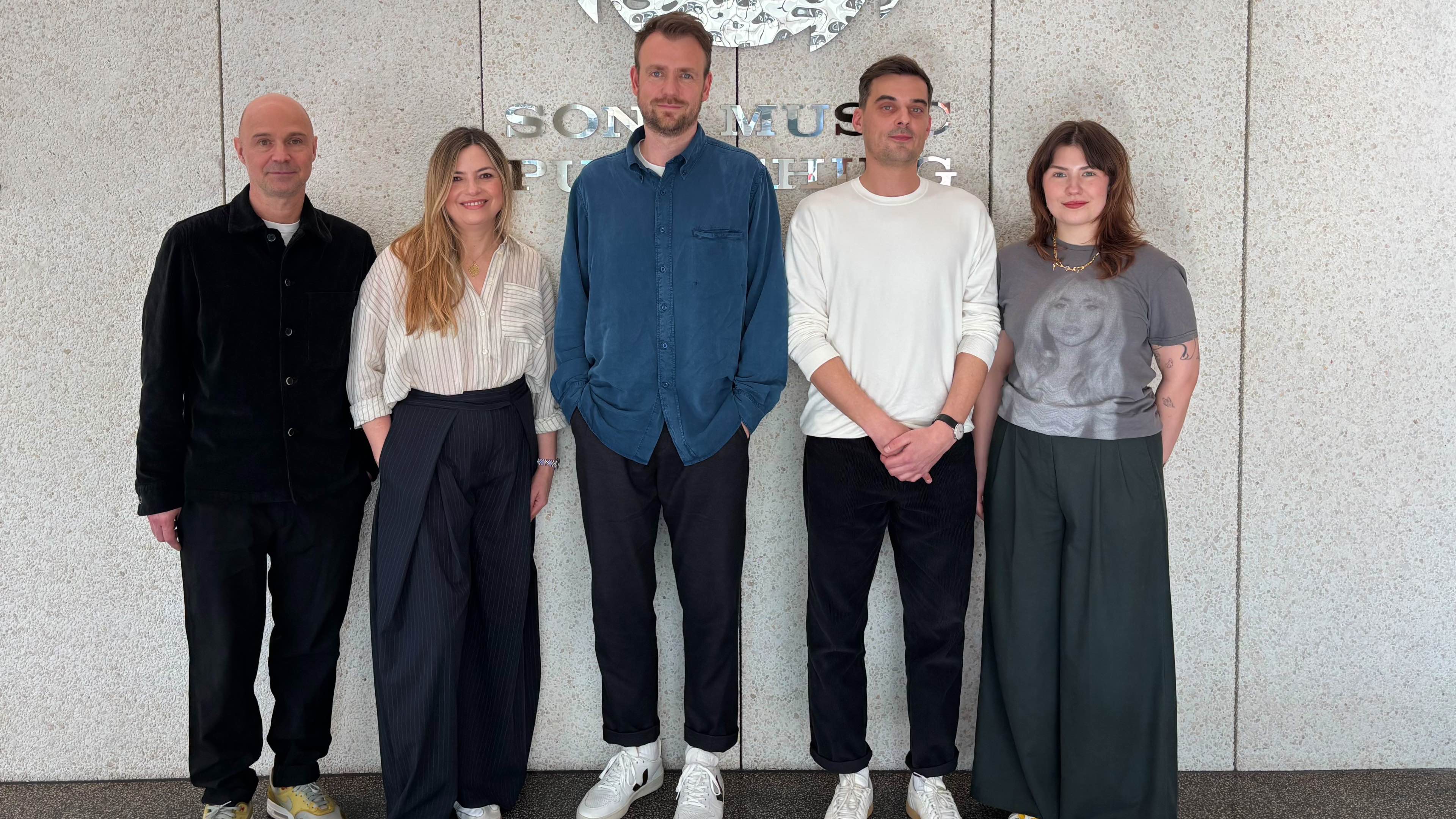Machten die Übernahme des Neubau-Verlagskatalogs fix (von links): Patrick Strauch und Karina Poche (beide Sony Music Publishing), die beiden Mitbegründer der Neubau-Firmenfamilie, Julian B...
