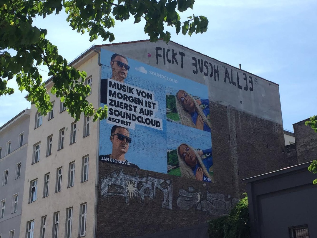 Soll auf die Kampagne "First On Soundcloud" aufmerksam machen: Außenwerbung in der Schlesischen Straße in Berlin