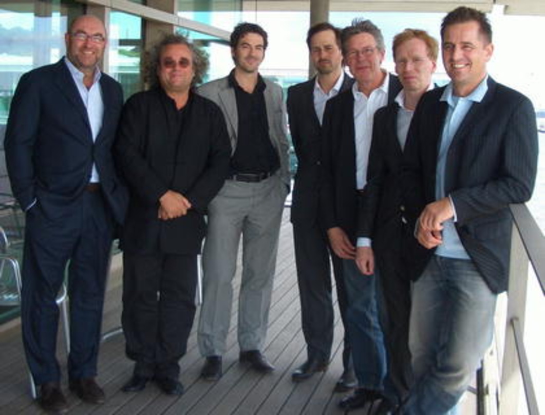 Freuen sich auf die Zusammenarbeit (v.l.n.r.): Michael Haentjes (CEO edel music), Vollenweider, Anwalt Reinher Karl, Manager Henning Mielke, Michael Salamon (Senior PM) und Dirk Mahlstedt ...