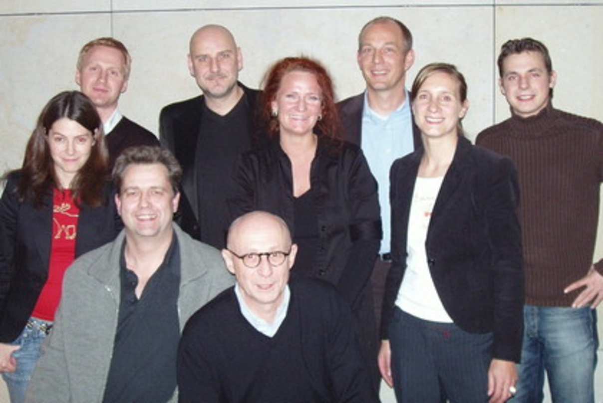 Arbeiten zusammen: Kai Wingenfelder mit Management und edel music||Arbeiten zusammen (hinten, v.l.n.r.): Anja Obersteller (Product Manager edel entertainment), Marcel Kaffenberger (Directo...