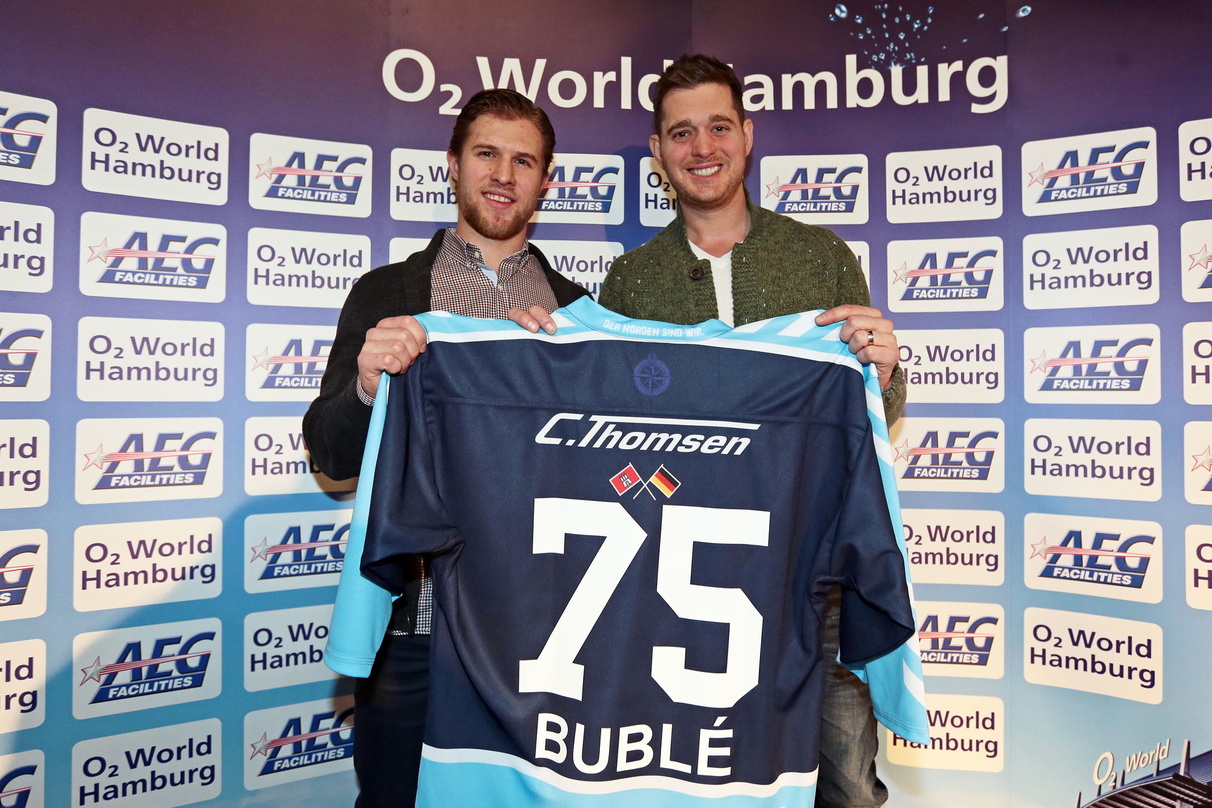 Trikot-Treff: Michael Bublé (rechts) erhielt von Garrett Festerling von den Hamburg Freezers ein personalisiertes Trikot