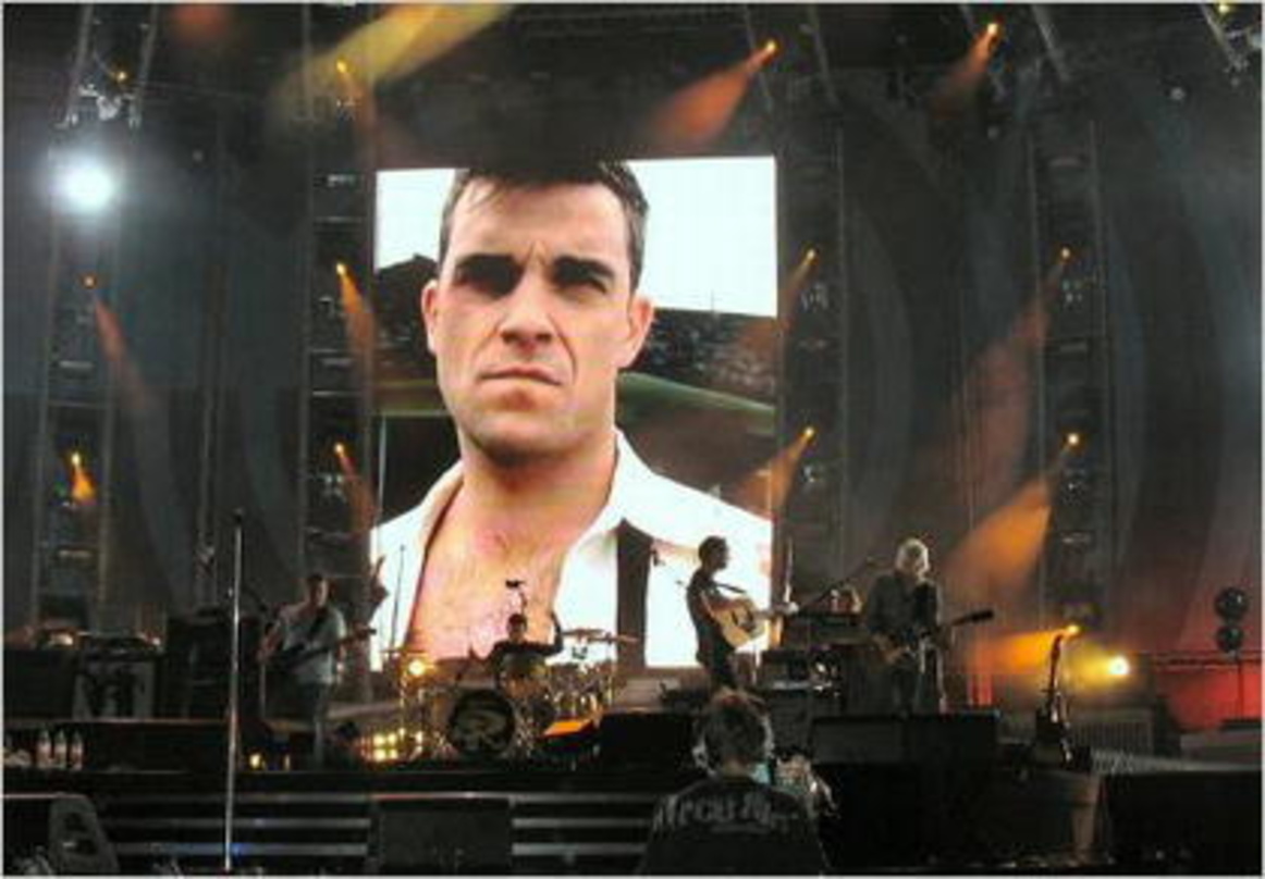 Bestens zu sehen: Robbie Williams in Dubai auf einer Leinwand aus Magdeburg
