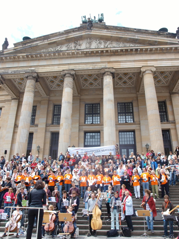 Trafen sich zum spontanen Musizieren: Die Teilnehmer von Flashband in Berlin