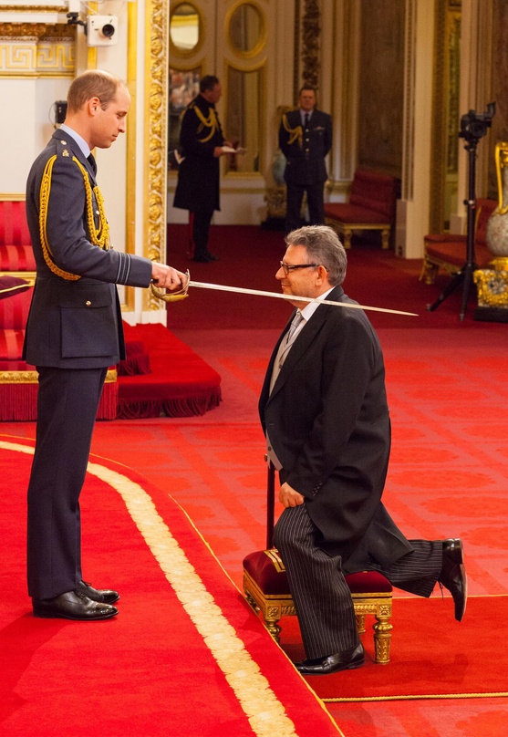 Im Zuge der Feierlichkeiten zu ihrem 90. Geburtstag hat die britische Königin Elizabeth II Lucian Grainge, den Chairman & CEO der Universal Music Group, bereits im Juni 2016 in den Ritters...