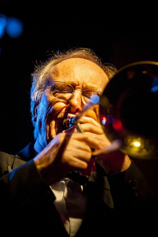 Holt sich die German Jazz Trophy ab und spielt zum Ausklang der jazzopen live: Chris Barber