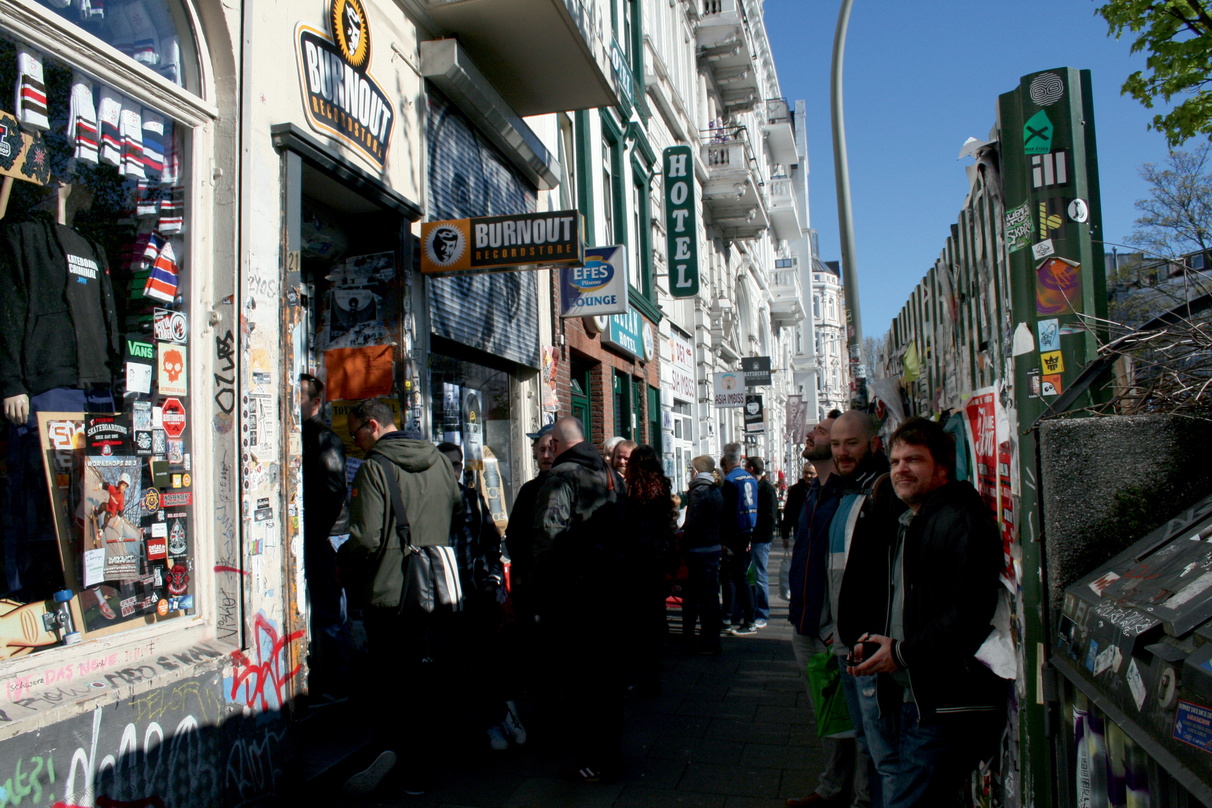 Beim Record Store Day 2014 vor dem Hamburger Plattenladen Burnout: Jan Köpke (rechts)