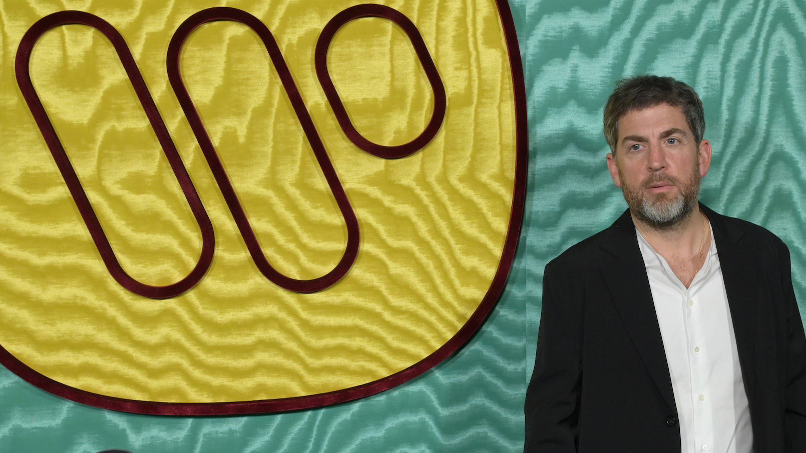 dbfd7d4a 65c1 4ccc 8454 a371b2396433 Verkauft ein millionenschweres Aktienpaket: der scheidende Warner-Music-Spitzenmanager Max Lousada, hier Anfang 2024 bei der Pre-Grammy-Party des Musikunternehmens in Los Angeles.