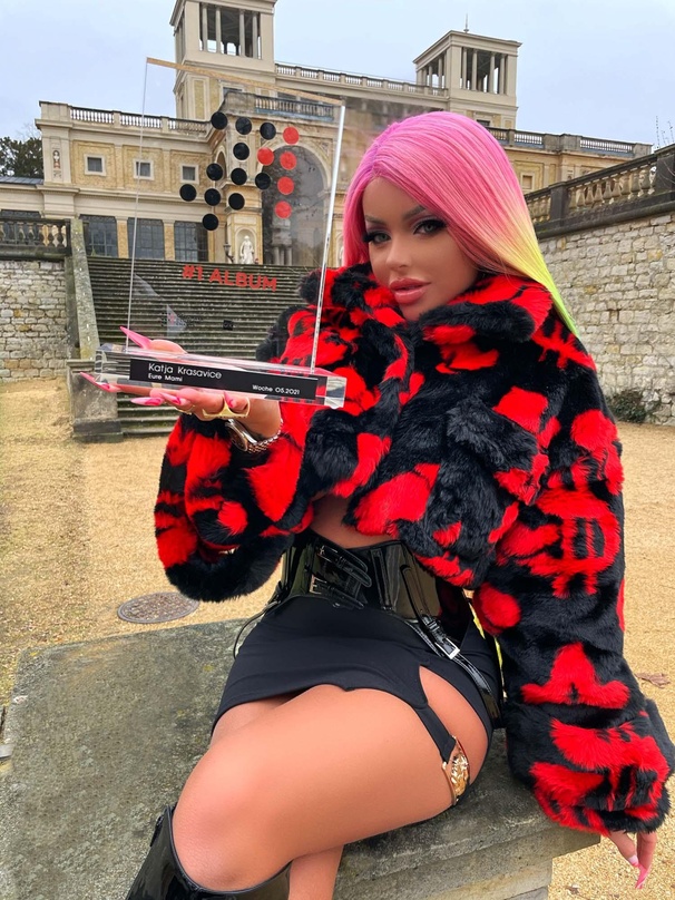 Hält schon den Nummer 1 Award für "Eure Mami" in den Händen: Katja Krasavice