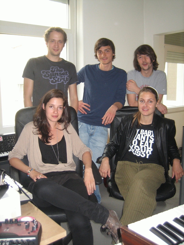 Kreatives Team: Simon Triebel (l.) und Studierende der Popakademie