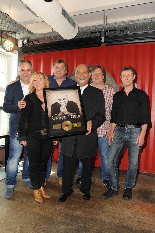 Bei der Goldverleihung (von links): Markus Müller (Inhaber& CEO m2 mediaconsulting), Freddy-Sahin-Scholls Ehefrau und Managerin Jasmin Sahin-Scholl, Georg Jozwiak (Inhaber & CEO Hard Rock ...