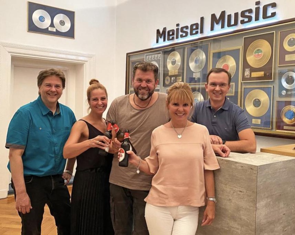 Trafen sich kürzlich zur Vertragsunterzeichnung in Berlin (von linsk): Marcus Zander (Verlagsleiter Lucile Meisel), Ina Wiens ( Copyright Manager und Senior Product Manager), Kurt Schoger,...
