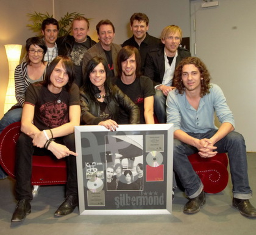 Freuen sich über Platin: Silbermond und das Team von Sony BMG Austria||Freuen sich über Platin (hinten, v.l.n.r.): Ingrid Wallig (Senior Product Manager GSA Repertoire Sony BMG Austria), M...