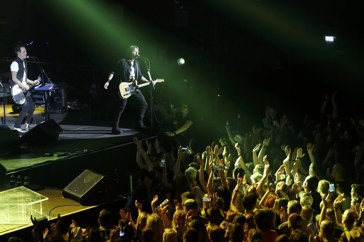 Als Headliner im Einsatz: Keith Urban (Mitte) beim Auftritt mit seiner Band in der Verti Music Hall