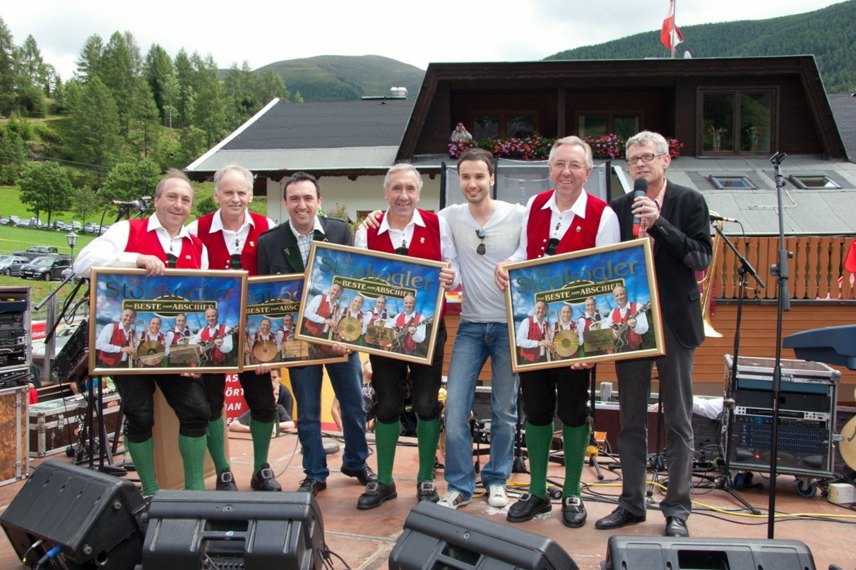 Bei der Verleihung (v.l.n.r.): Reinhold Willingshofer, Franz Böhm (beide Stoakogler), Produzent Harald Willingshofer, Hans Willingshofer (Stoakogler), Gert Pfitscher (A&R Manager Koch Univ...