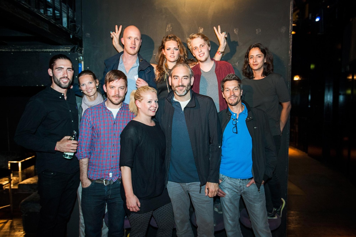 Beim Showcase von Tove Lo in Berlin: die Künstlerin (hinten, 2. von links) und ihr Team von Universal Music||Beim Showcase von Tove Lo in Berlin (hinten, von links): Alexander Neipp (Senio...