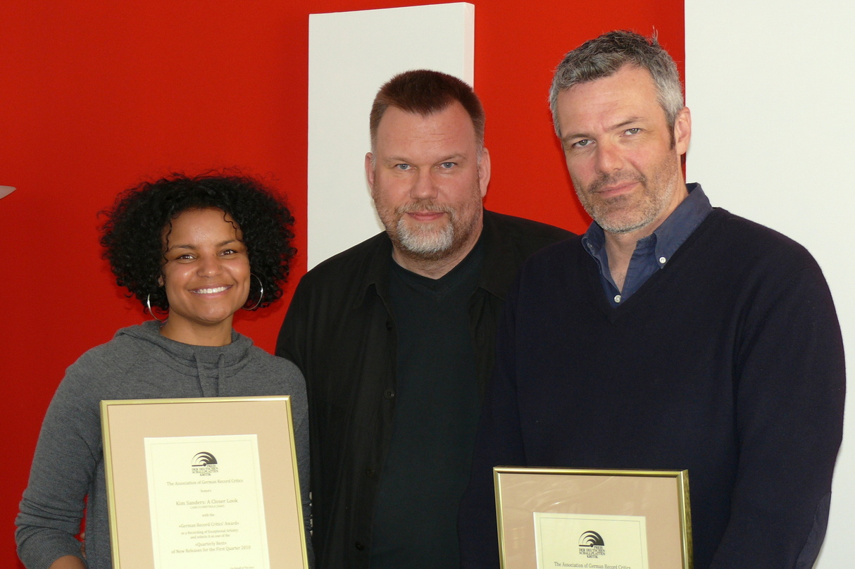 Feierten die Auszeichnung (v.l.n.r.): Sängerin Kim Sanders, Tom Glagow (C.A.R.E. Music) und Musiker Christian Prommer
