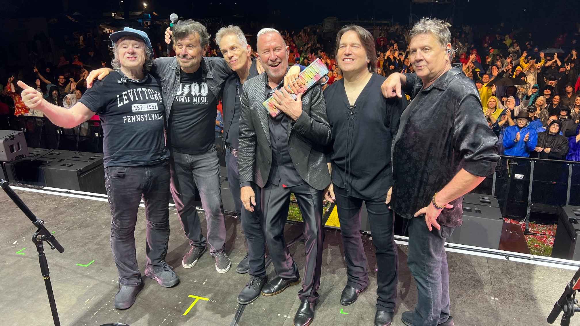 Tourten mit a.s.s. (von links):  David Uosikkinen, Eric Bazilian, Rob Hyman, John Lilley, Tommy Williams und Fran Smith Jr. (alle The Hooters).